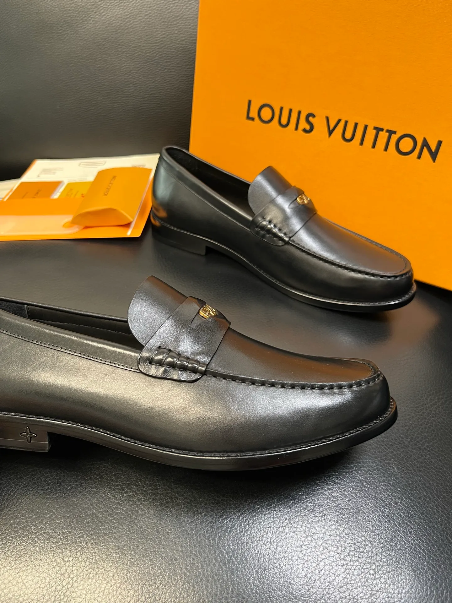 Men's shoes 💰920 Lv high quality top crafts Louis Vuitton leather shoes counter synchronized with original factory configuration, uppers imported from Italy, imported water-dyed cowhide lining, soles: original genuine leather soles specially provided by the original factory, original factory and single goods, welcome to compare, code number 39-44 (customized 38 45 46)